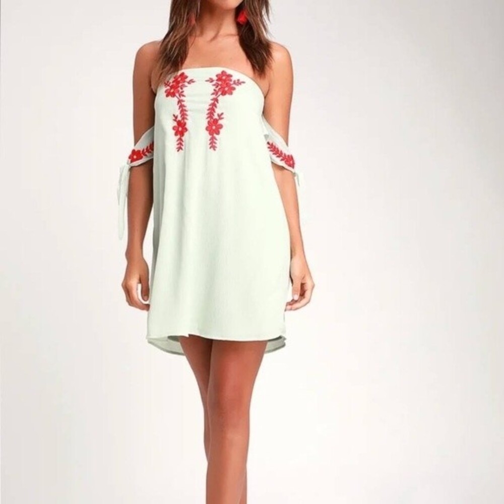 🌼 FINAL PRICE Lulu’s Crysta Light Sage Embroidered Dress